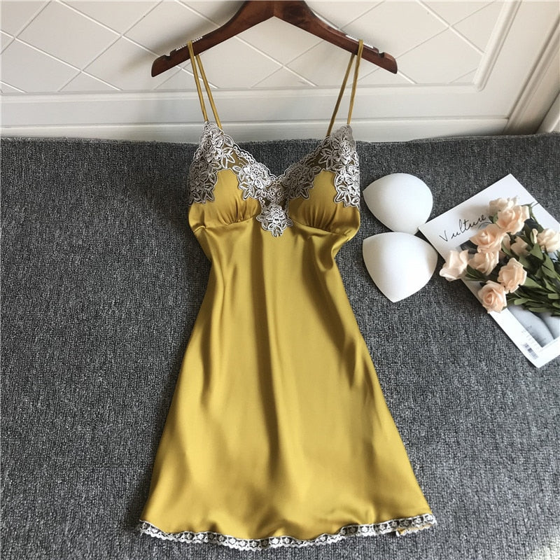 Robe de nuit avec motif dentelle